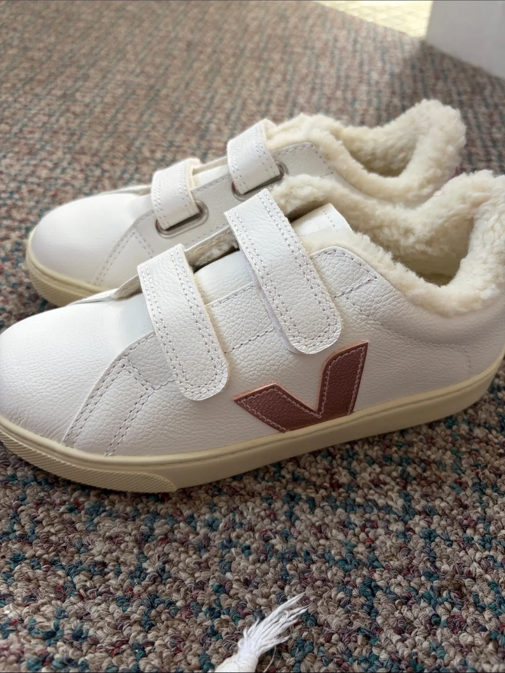 Veja girls Sherpa Esplar Sneakers White/Pink new without box size 3